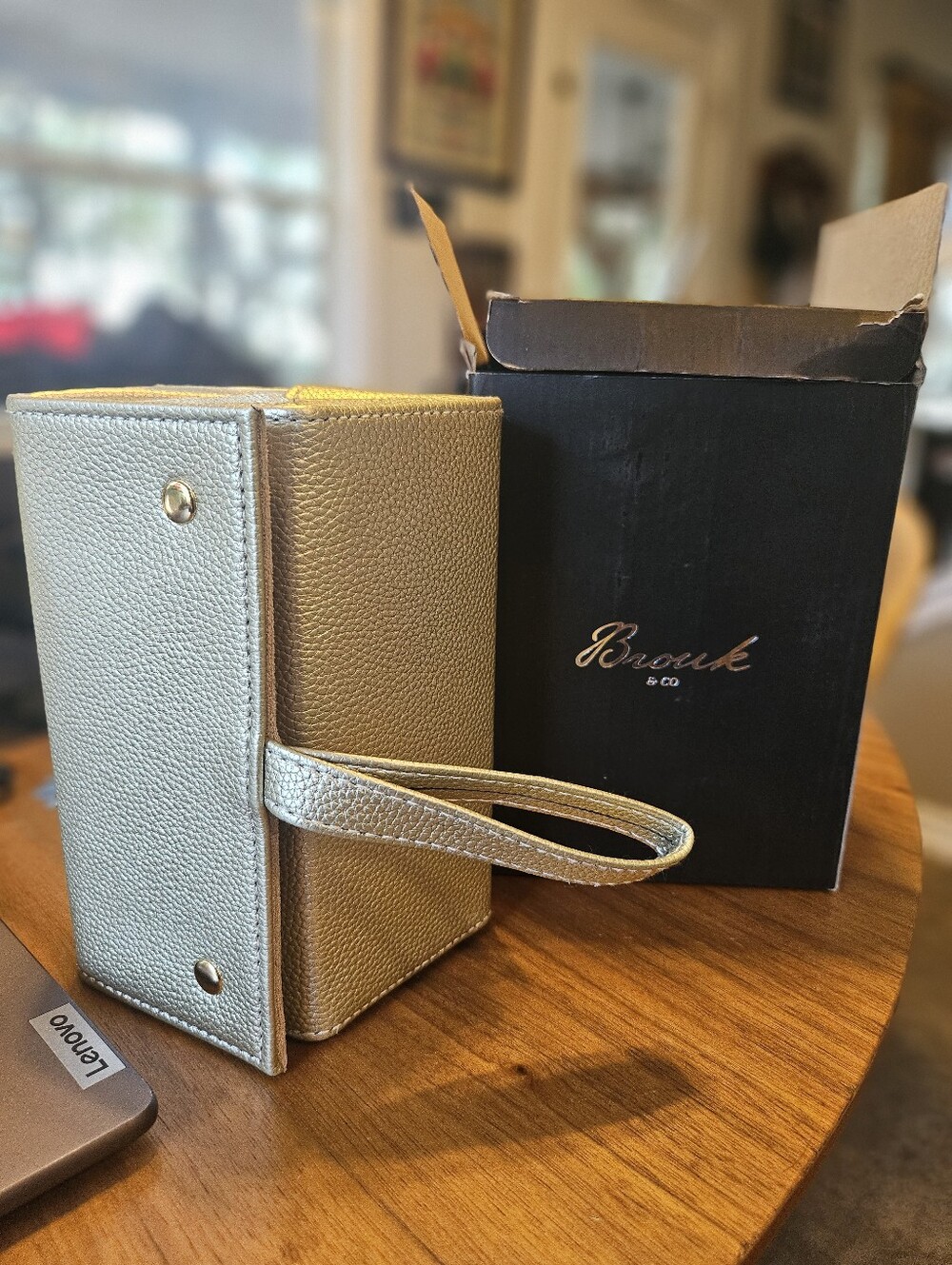 New In Box Brouk Metallic Gold Pebbled Jewery & Eye Glasses Roll Up Hanging Case